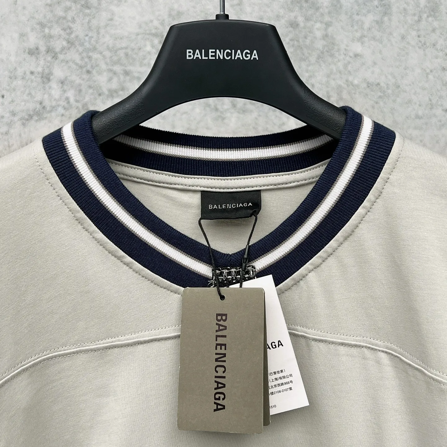 💰P135 【 . Quality】BALENCI*GA/ FOo TBALLSeries 。 3B V T 。 ， ， 。 SS 26 New Arrival。 ， 。 。 Authentic ， 。 。 260 ， . ， 。 。 ， 。 ， ， 。 。 。 OS . Same Style ：BL 265098 ：Black，Blue， Size：XS S M L